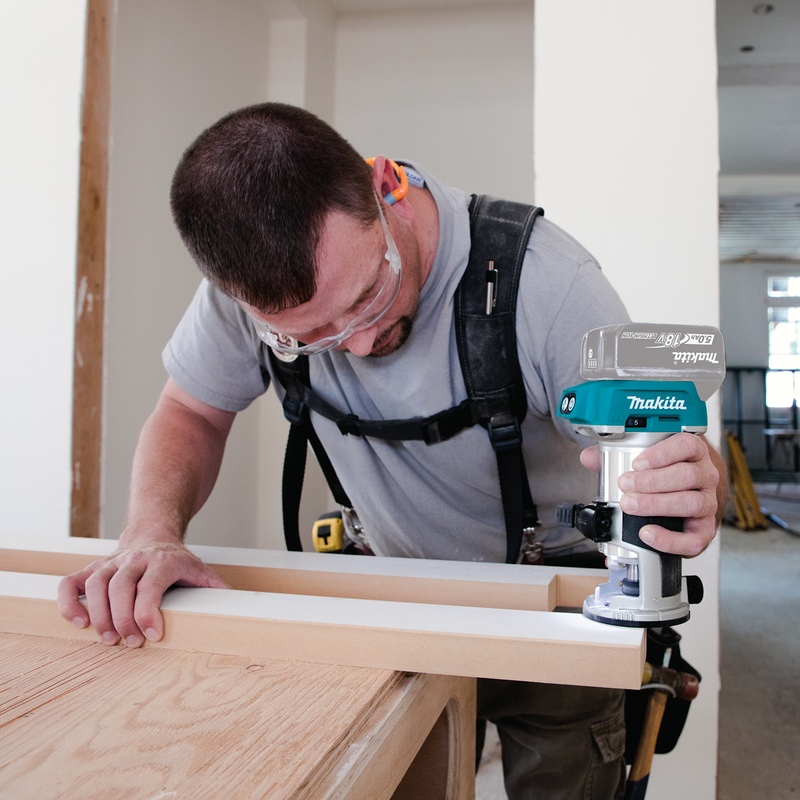 Compact discount router saw